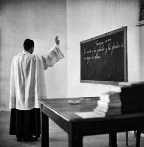Un religioso bendice las aulas del Instituto Juan de la Cierva en el barrio madrileño de Acacias, en mayo de 1959.